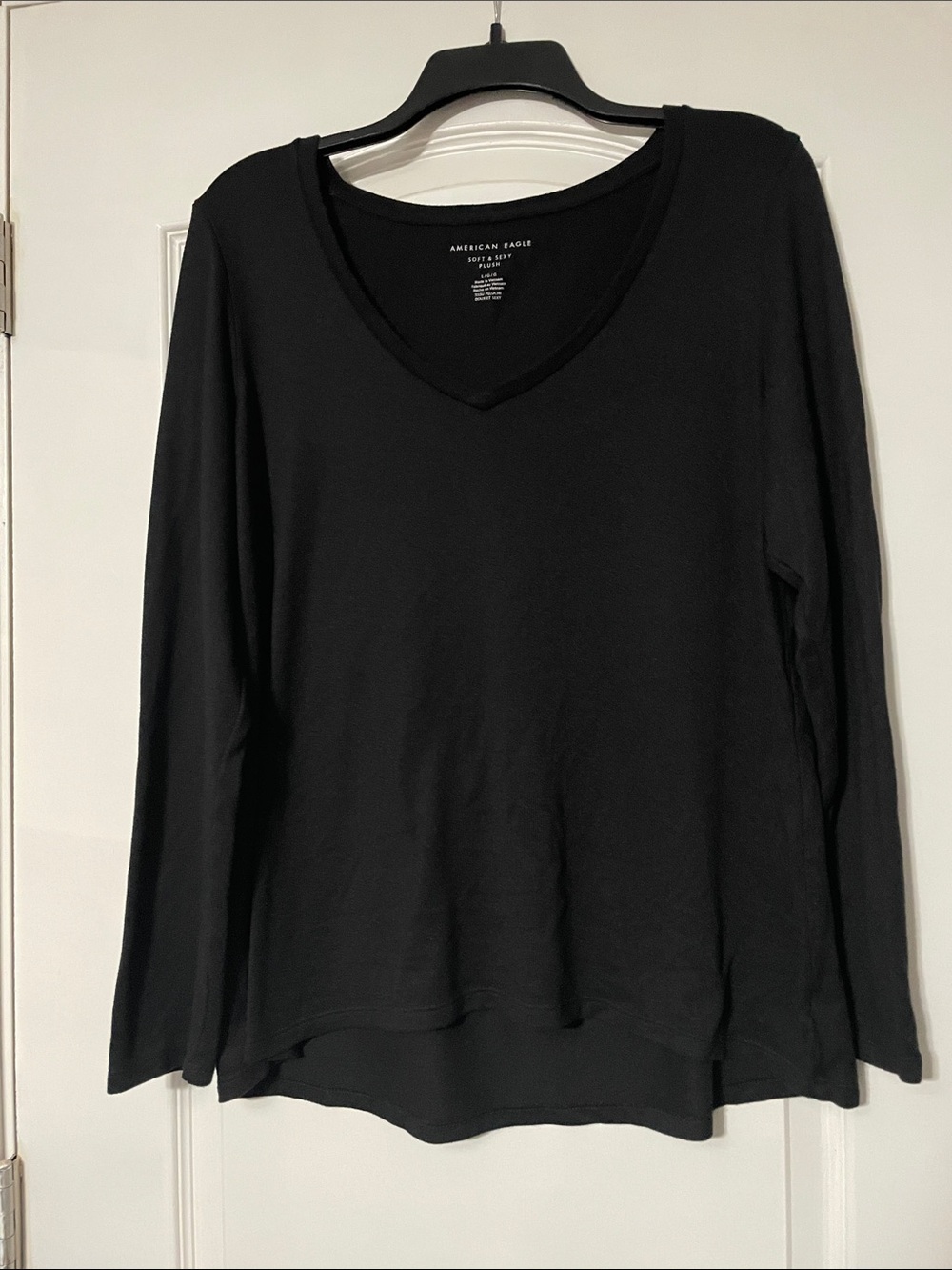 American Eagle Outfitters Black V-Neck Long Sleeve Tee